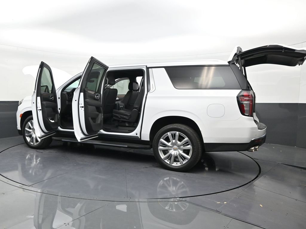 Used 2022 Chevrolet Suburban High Country RWD image 32