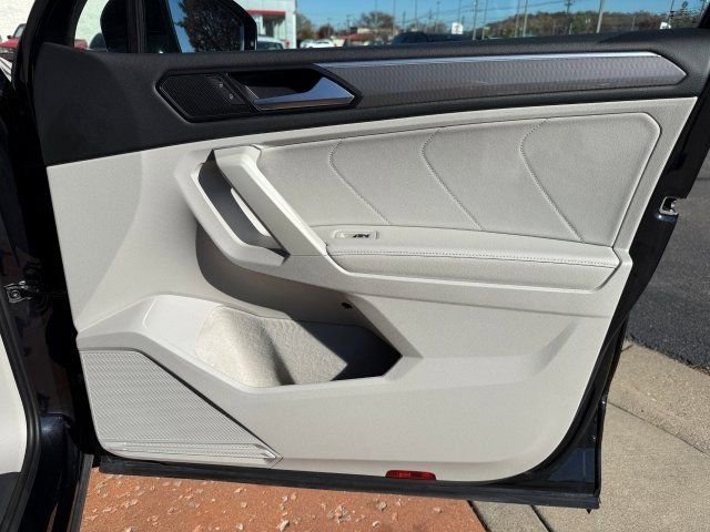Used 2023 Volkswagen Tiguan SE R-Line image 21