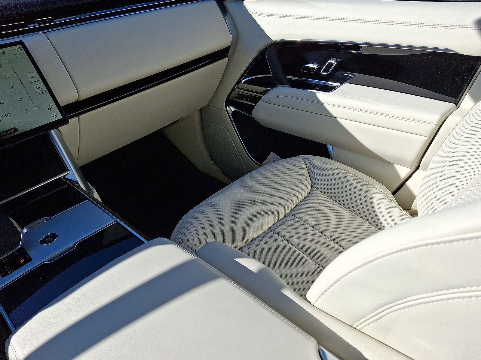 New 2026 Land Rover Range Rover SE image 14