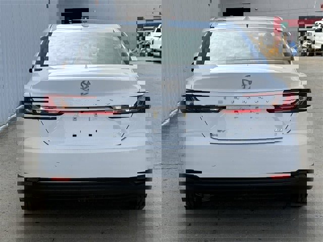 Used 2025 Toyota Camry LE image 5