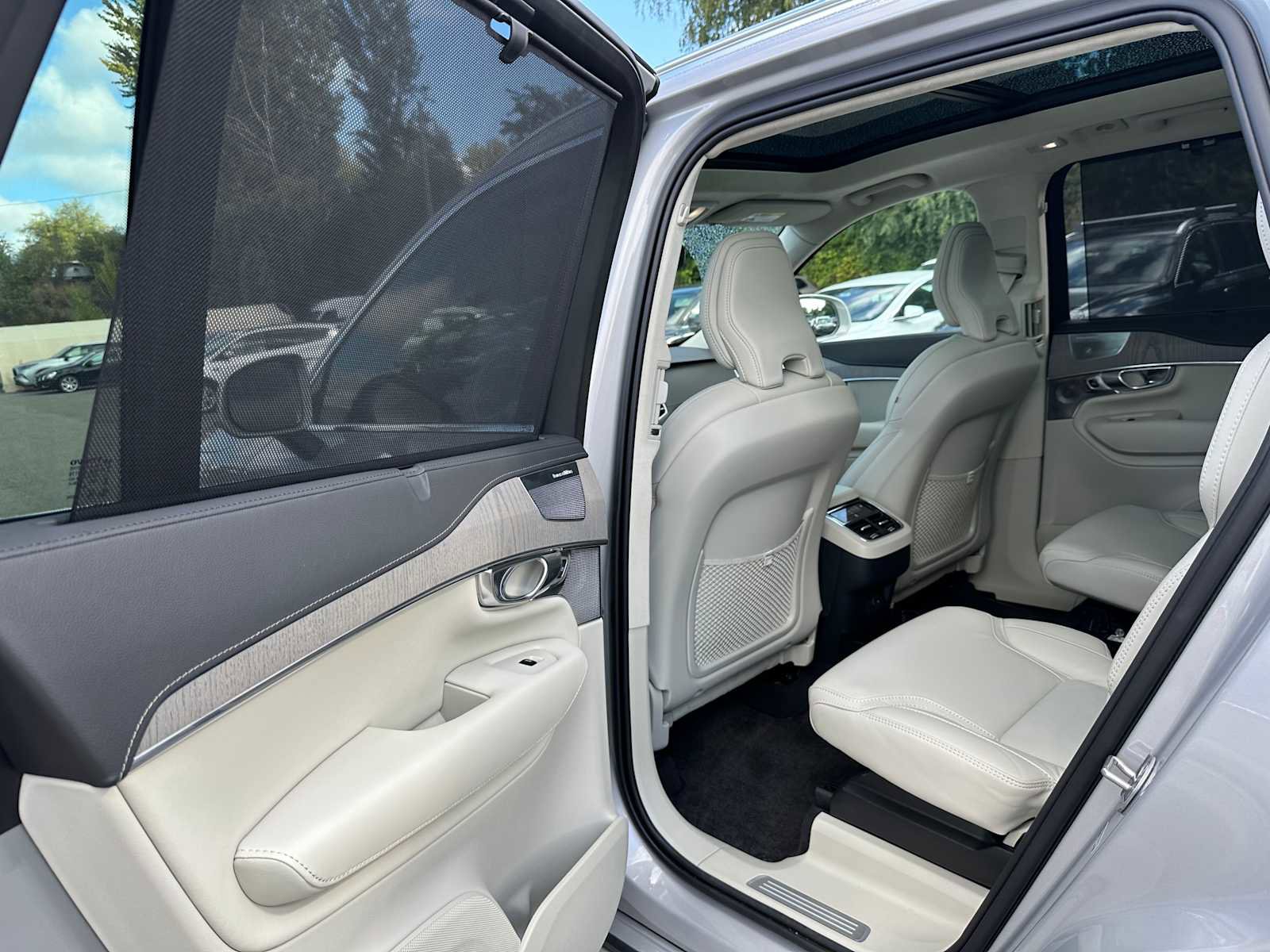 Used 2025 Volvo XC90 B6 Ultra w/ Lounge Package image 19