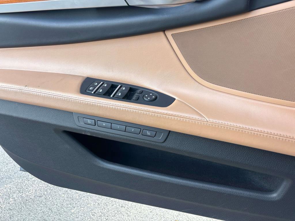 Used 2013 BMW 750i xDrive image 14
