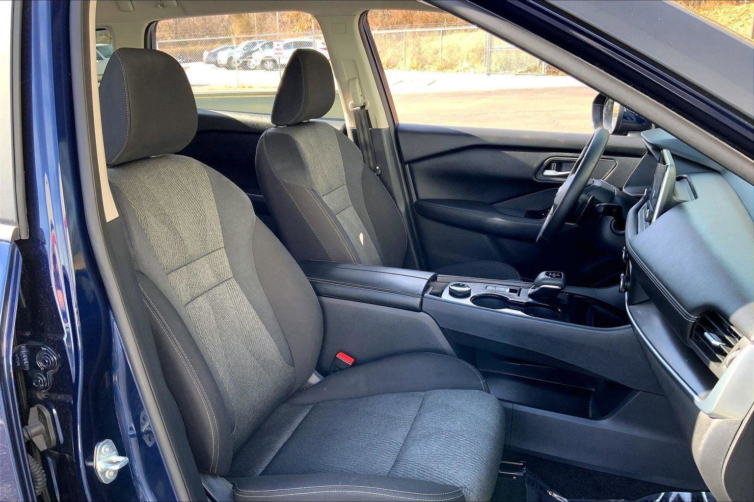 Used 2025 Nissan Rogue SV image 7