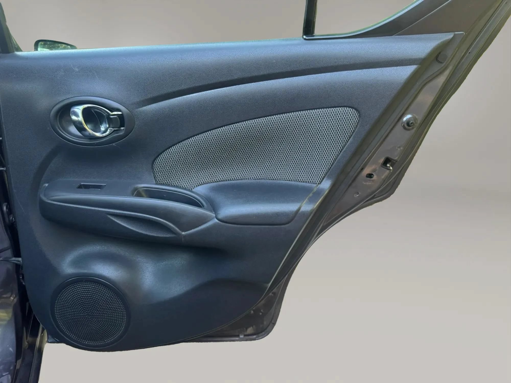 Used 2015 Nissan Versa SV FWD image 7