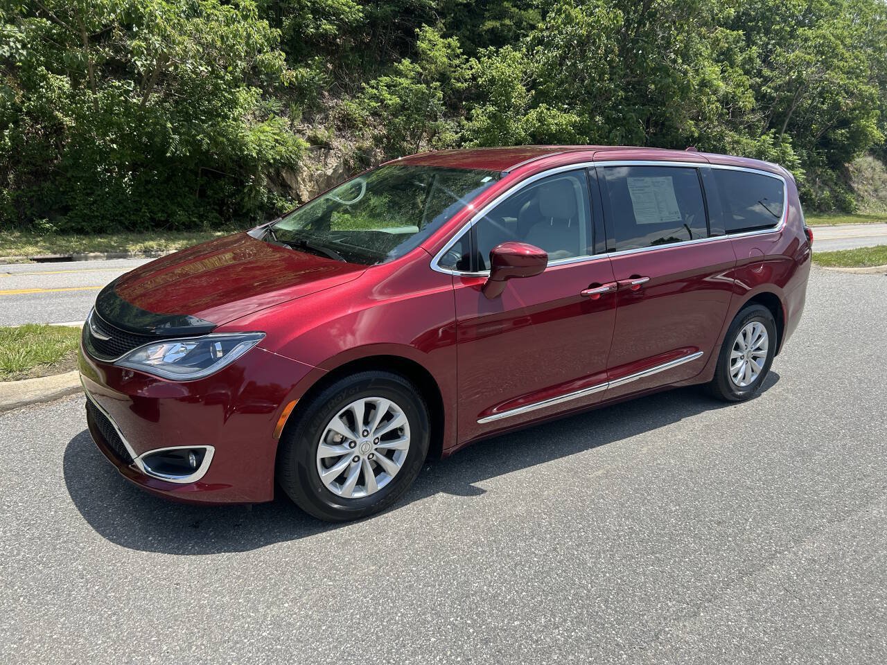 Used 2017 Chrysler Pacifica Touring-L FWD image 2