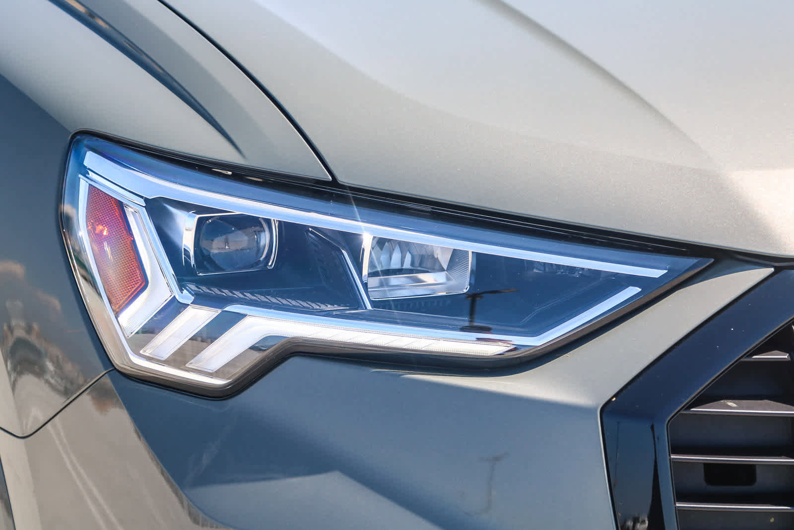 Used 2025 Audi Q3 2.0T Premium w/ Convenience Package image 4