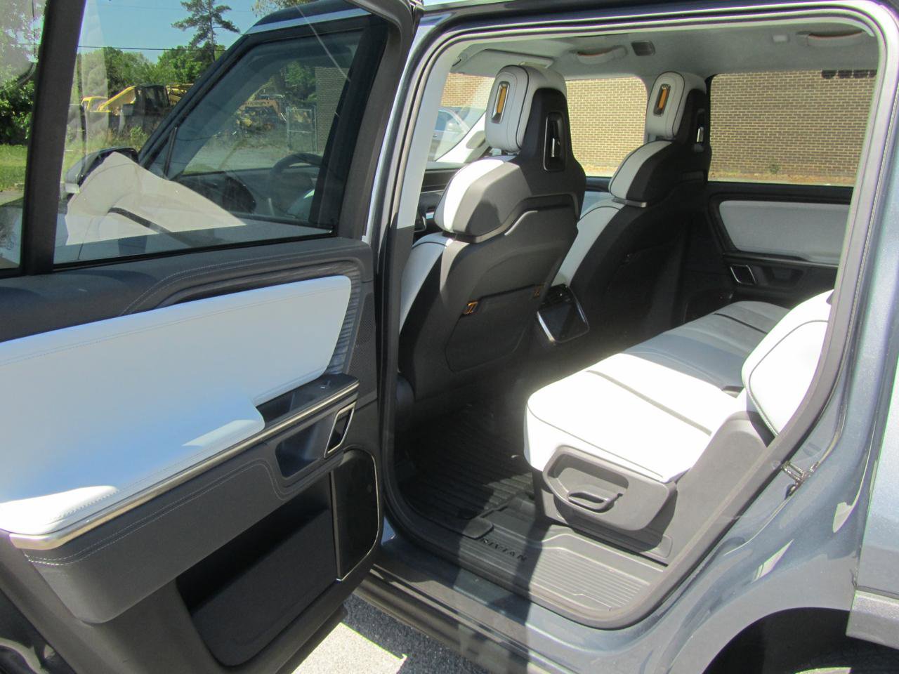 Used 2023 Rivian R1S Adventure image 20