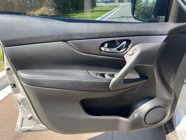 Used 2016 Nissan Rogue S AWD/4WD image 18