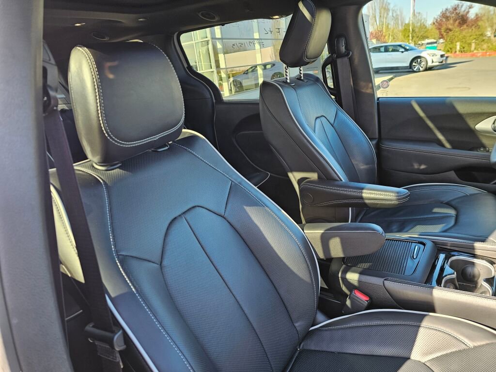 Used 2026 Chrysler Pacifica Limited image 12