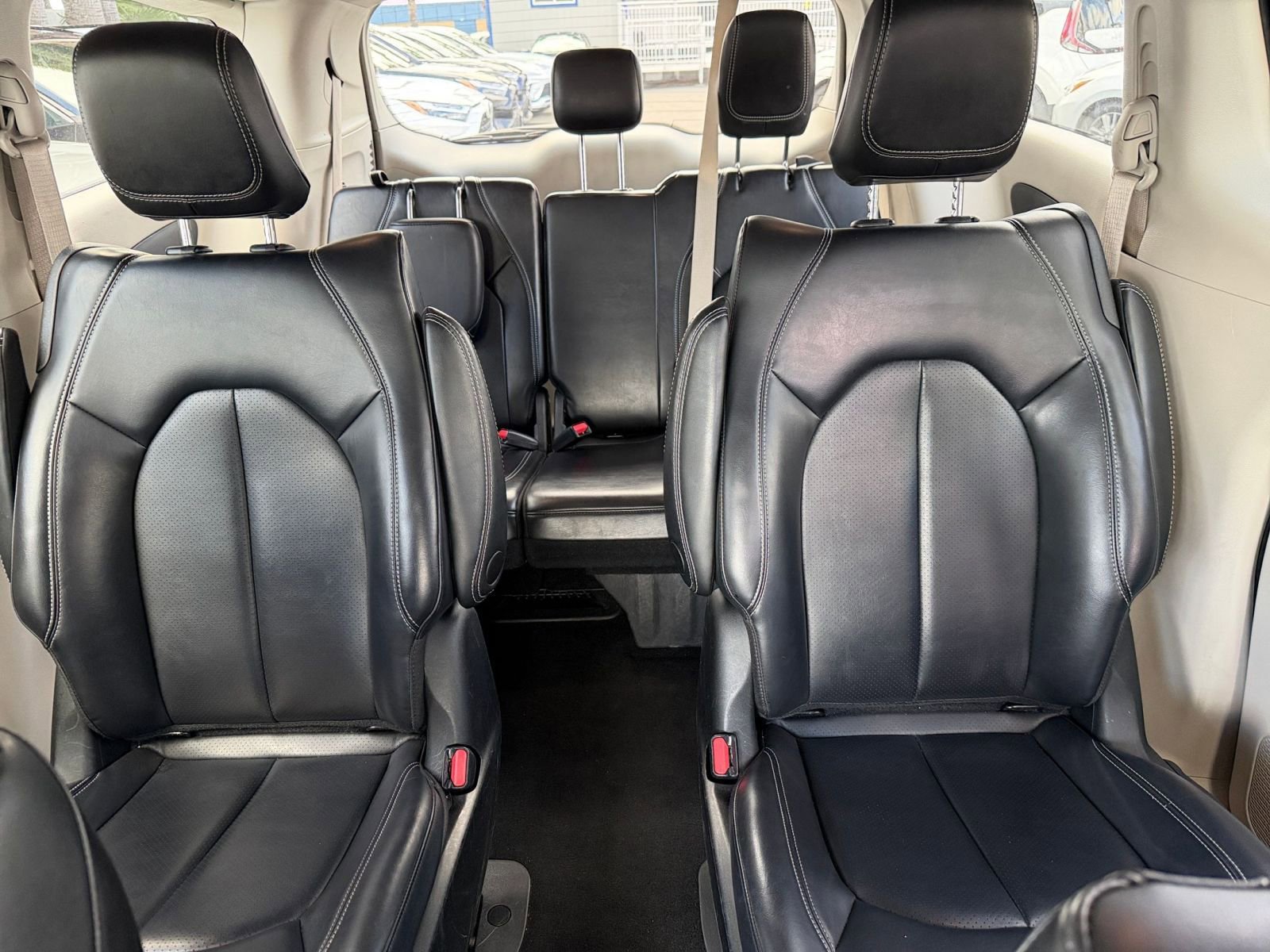 Used 2023 Chrysler Pacifica Touring-L image 41