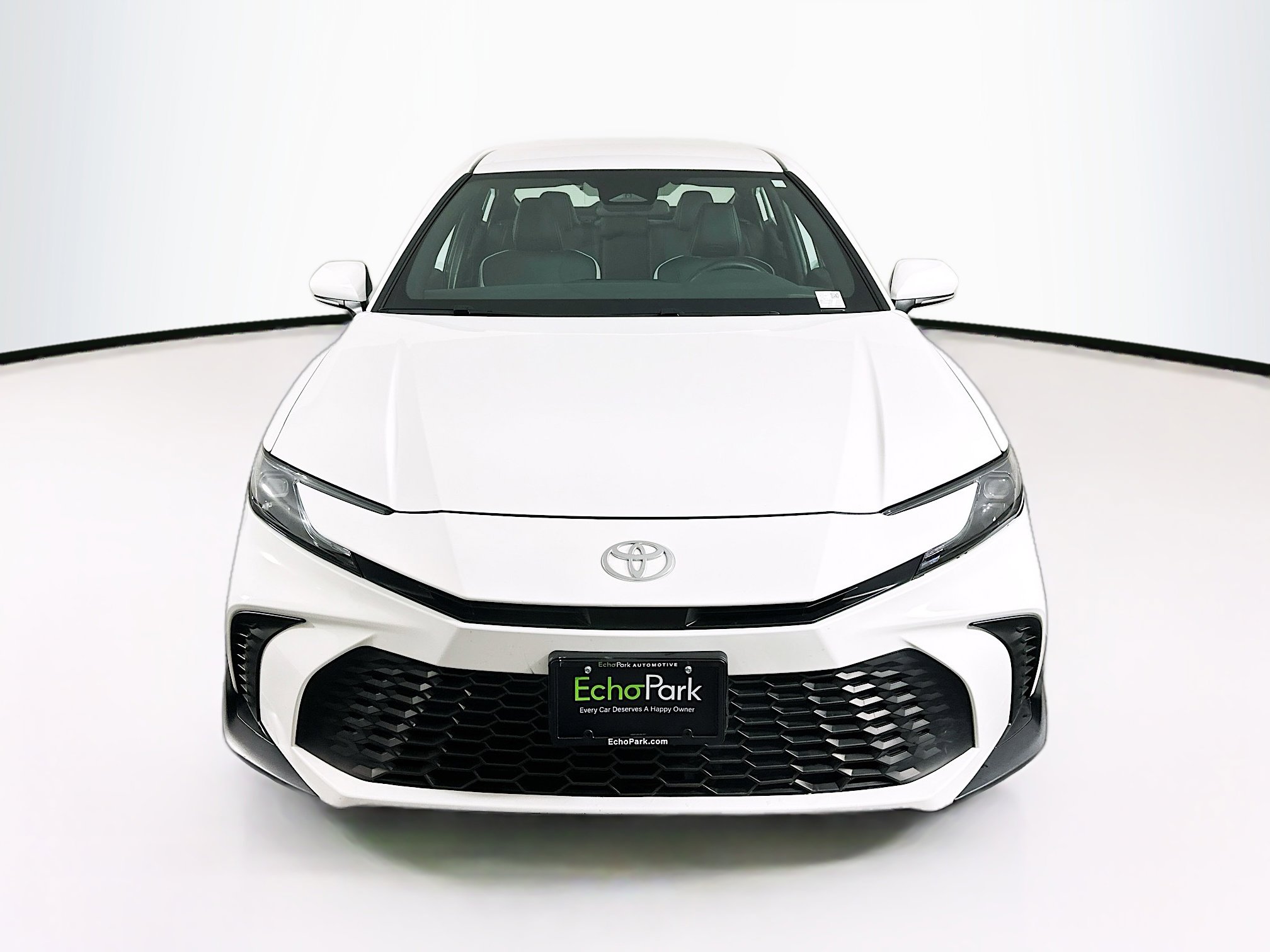Used 2025 Toyota Camry SE image 2