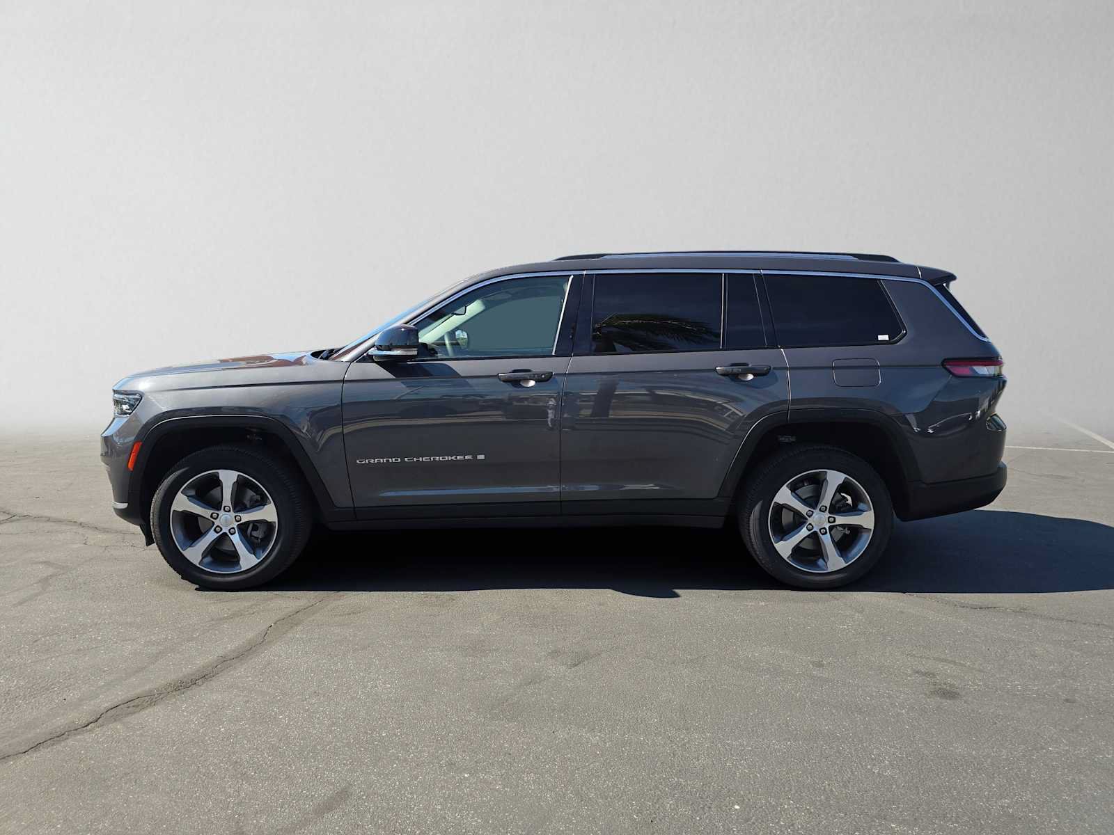 Used 2023 Jeep Grand Cherokee L Limited w/ Rear Seat Video Group I AWD/4WD image 6