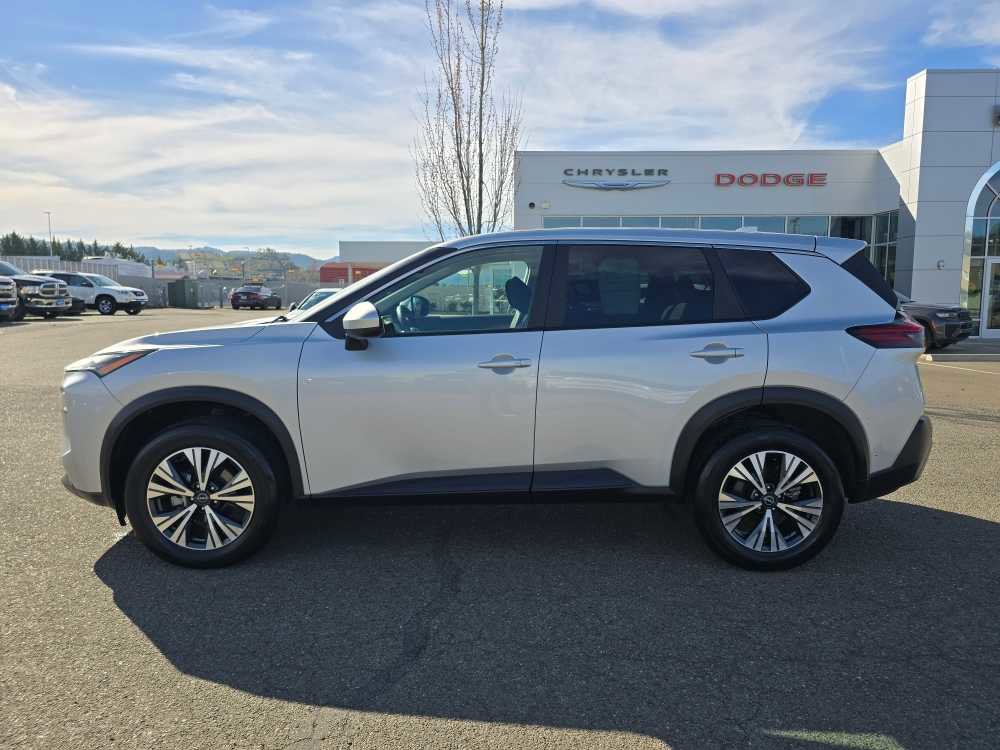 Used 2023 Nissan Rogue SV image 2