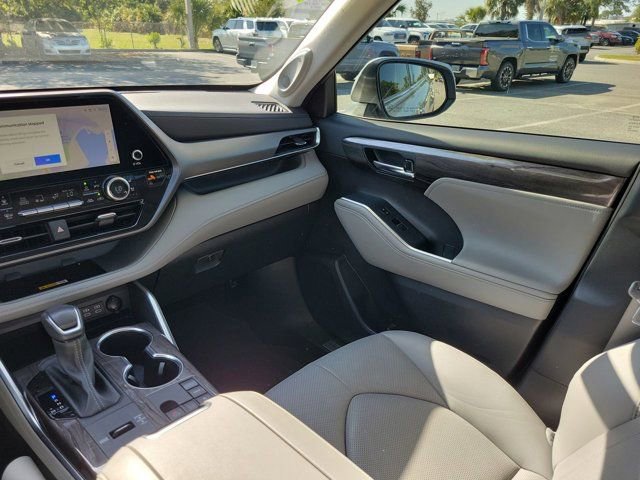 Used 2024 Toyota Highlander Limited image 23