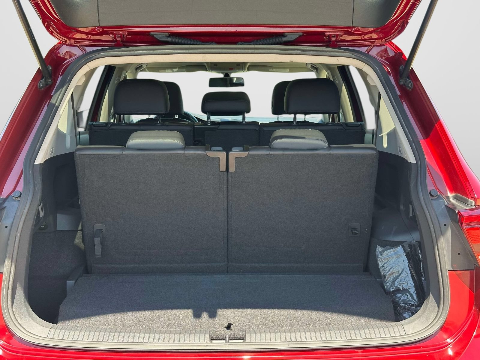 Used 2018 Volkswagen Tiguan SE w/ Panoramic Sunroof Package FWD image 12