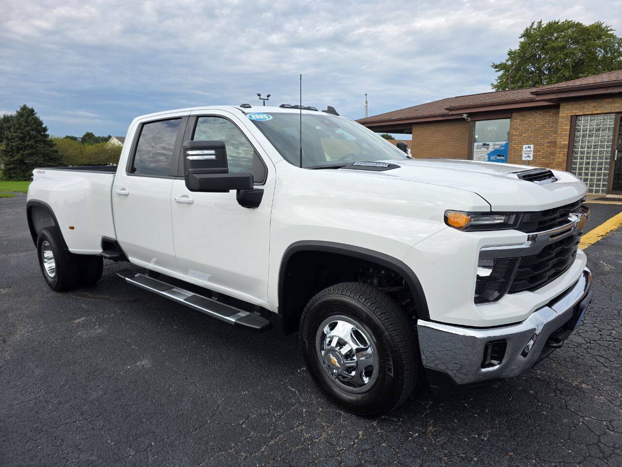 Used 2025 Chevrolet Silverado 3500 LT w/ Convenience Package AWD/4WD image 2
