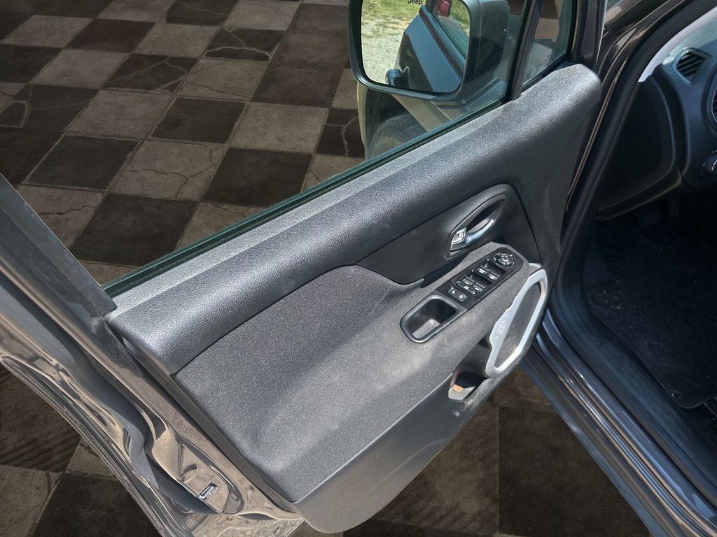 Used 2021 Jeep Renegade Latitude FWD image 18