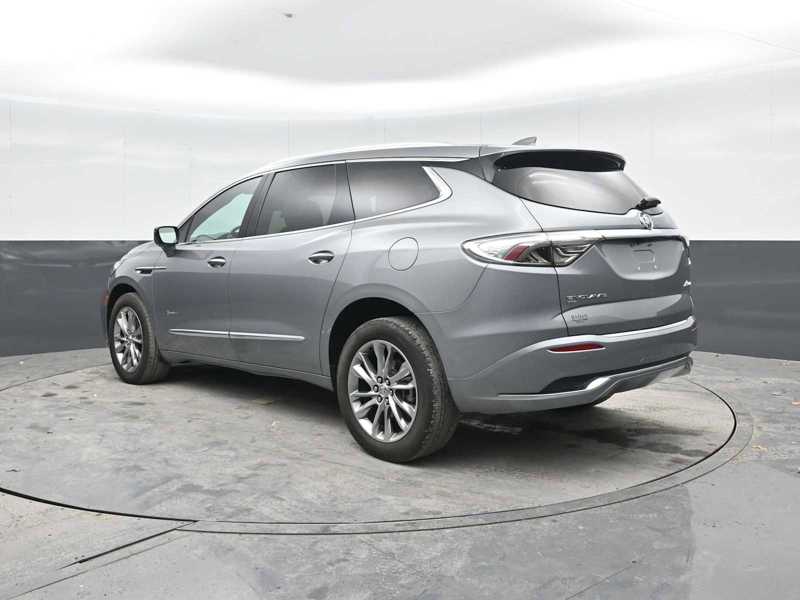 Used 2024 Buick Enclave Avenir AWD/4WD image 2