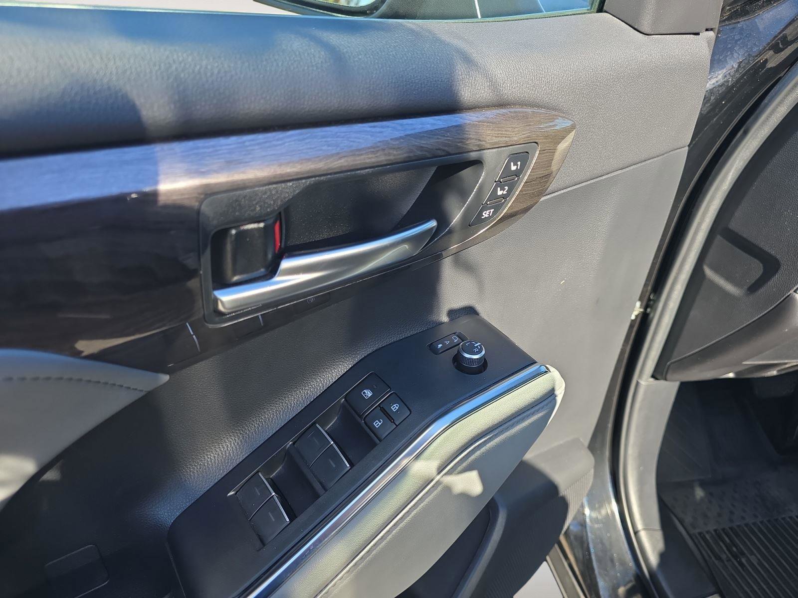 Used 2023 Toyota Highlander Platinum image 22