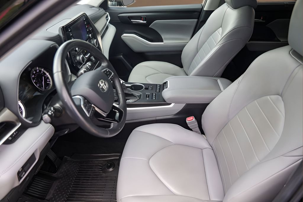 Used 2020 Toyota Highlander XLE AWD/4WD image 9