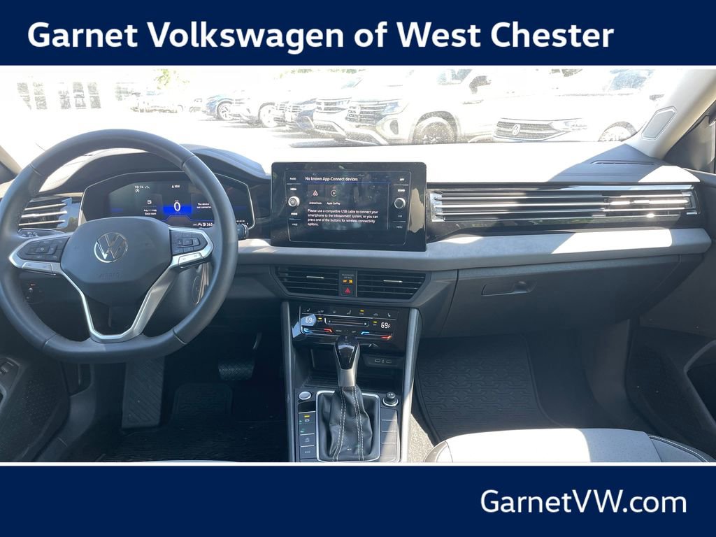 Certified 2025 Volkswagen Jetta SE w/ Black Wheel Package FWD image 12