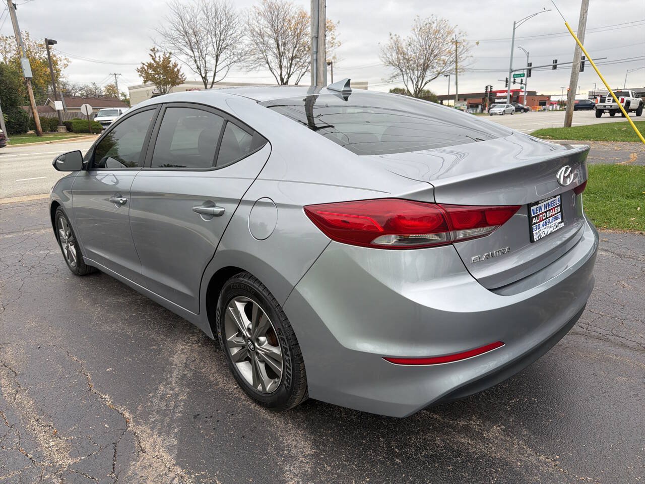 Used 2017 Hyundai Elantra SE FWD image 4