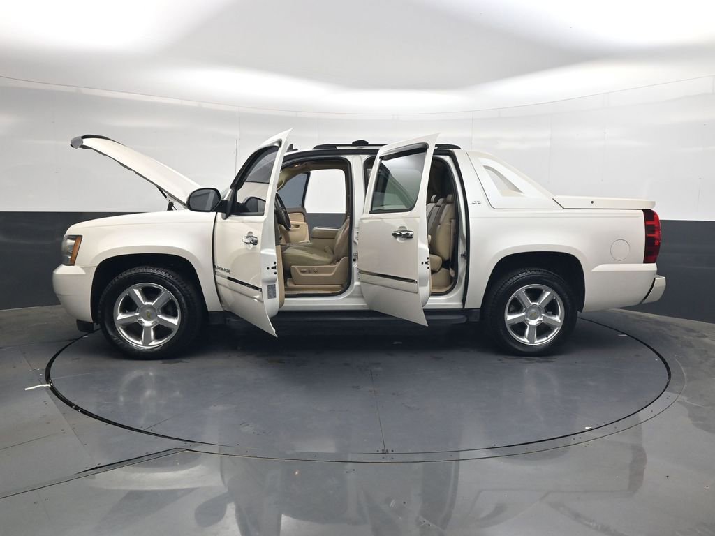 Used 2011 Chevrolet Avalanche LTZ AWD/4WD image 31