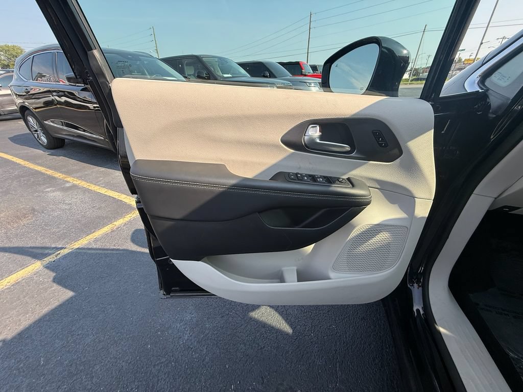 Used 2024 Chrysler Pacifica Touring-L FWD image 11