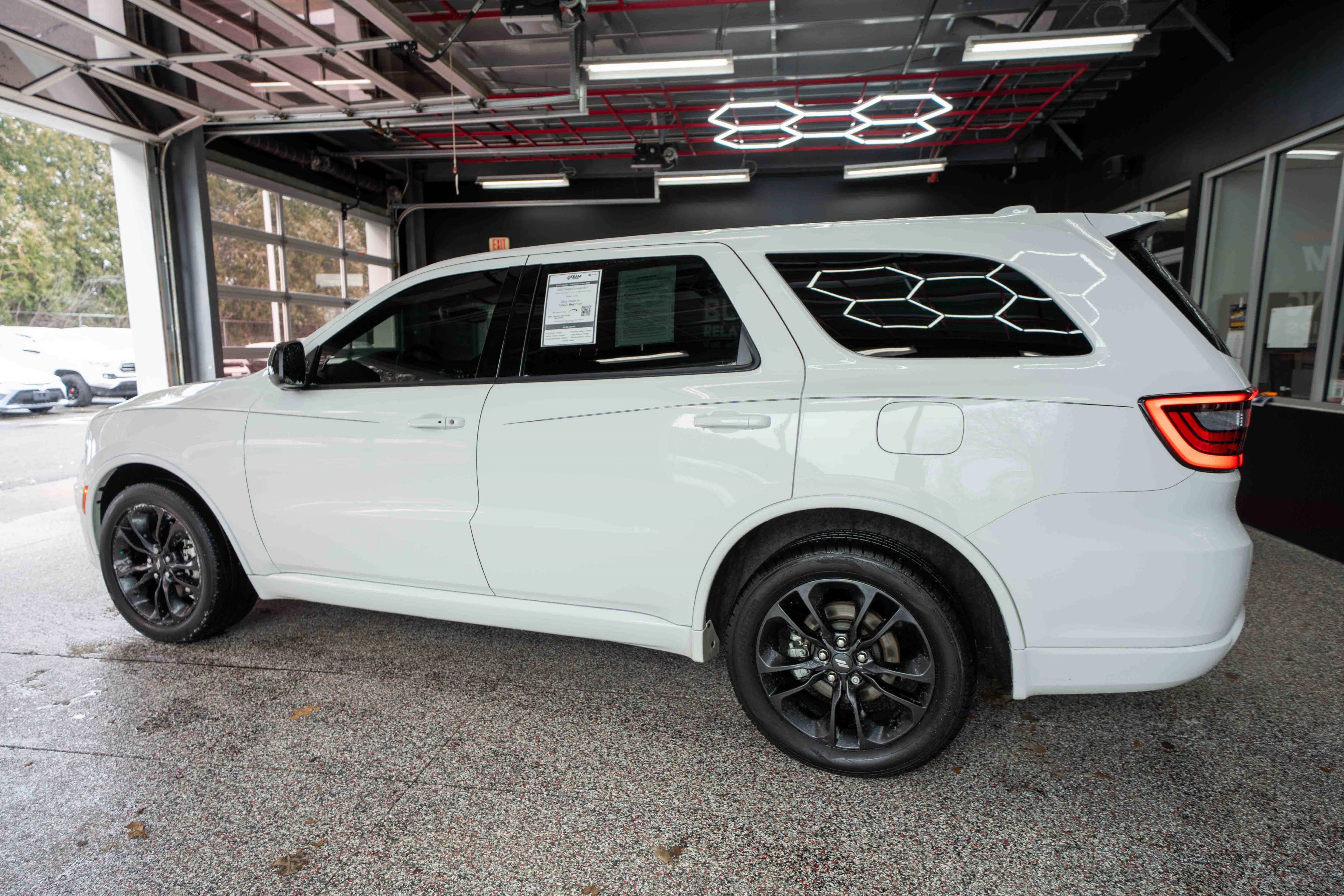 Used 2022 Dodge Durango SXT w/ Blacktop Package image 2