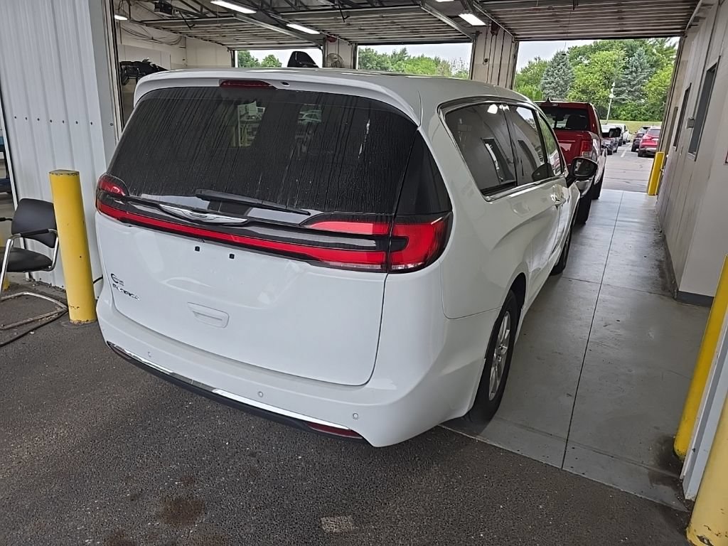 Used 2023 Chrysler Pacifica Touring-L FWD image 4