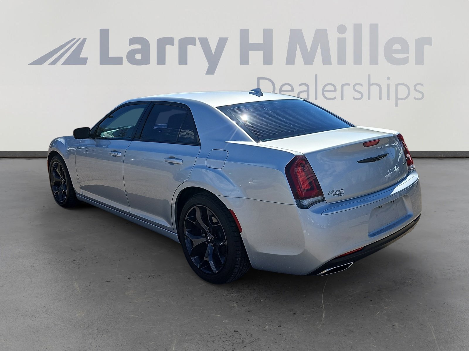 Used 2022 Chrysler 300 Touring w/ Sport Appearance Package image 3
