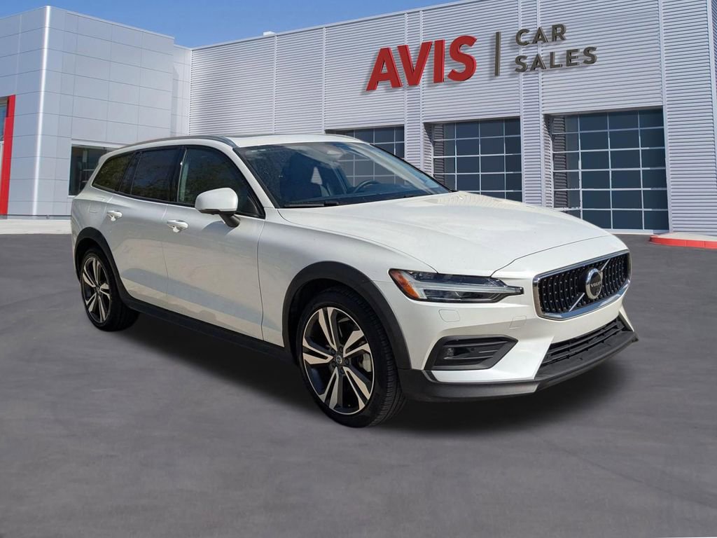 Used 2025 Volvo V60 B5 Cross Country Plus image 3