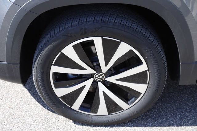 Used 2022 Volkswagen Taos SE w/ Panoramic Sunroof Package AWD/4WD image 11