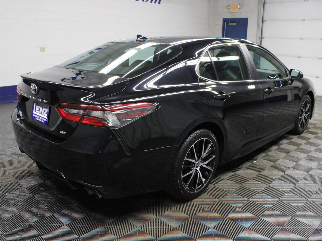 Used 2022 Toyota Camry SE FWD image 3