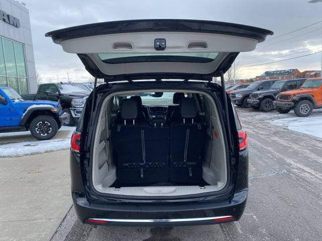 Used 2024 Chrysler Pacifica Touring-L FWD image 25