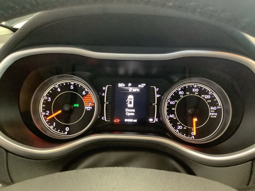 Used 2018 Jeep Cherokee Latitude Plus w/ Cold Weather Group AWD/4WD image 7