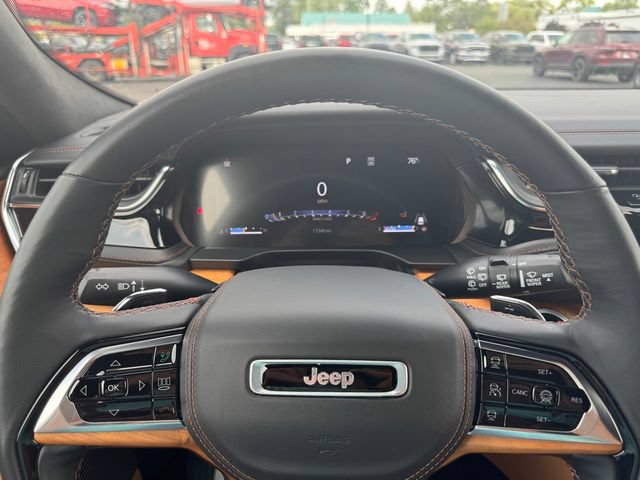 Used 2025 Jeep Grand Cherokee Summit AWD/4WD image 23