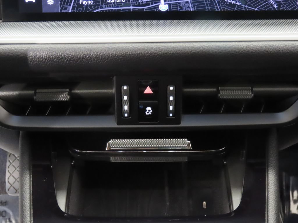 Certified 2025 Porsche Cayenne AWD/4WD image 28