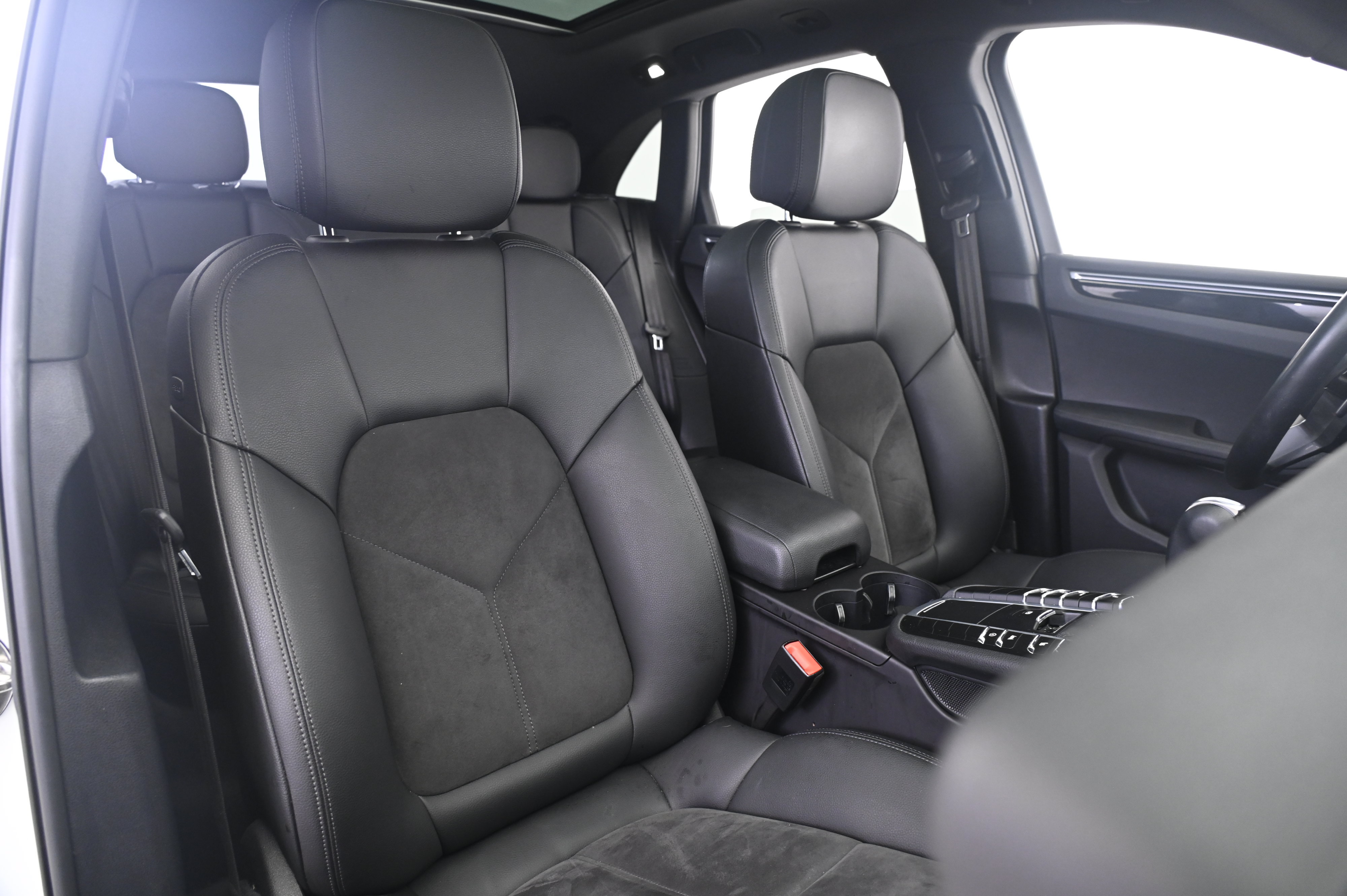 Used 2021 Porsche Macan AWD/4WD image 24