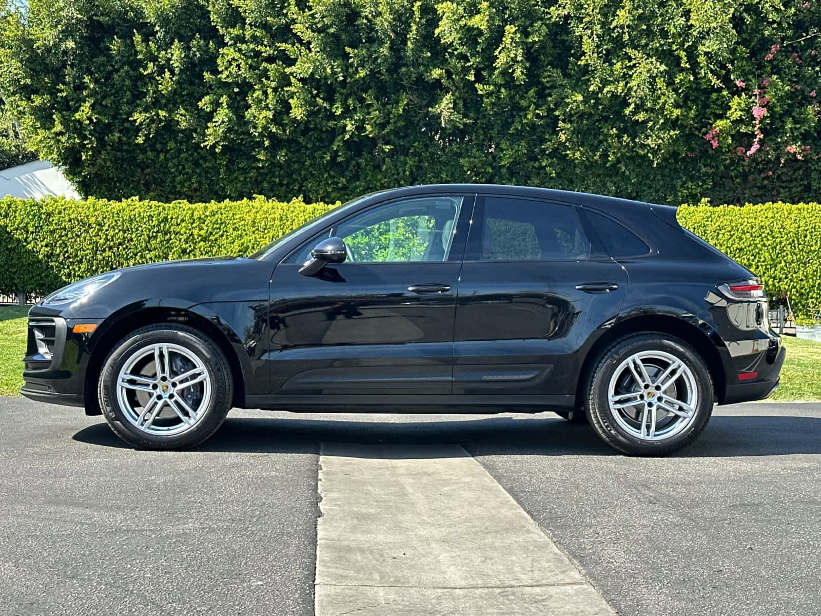 Certified 2025 Porsche Macan AWD/4WD image 2