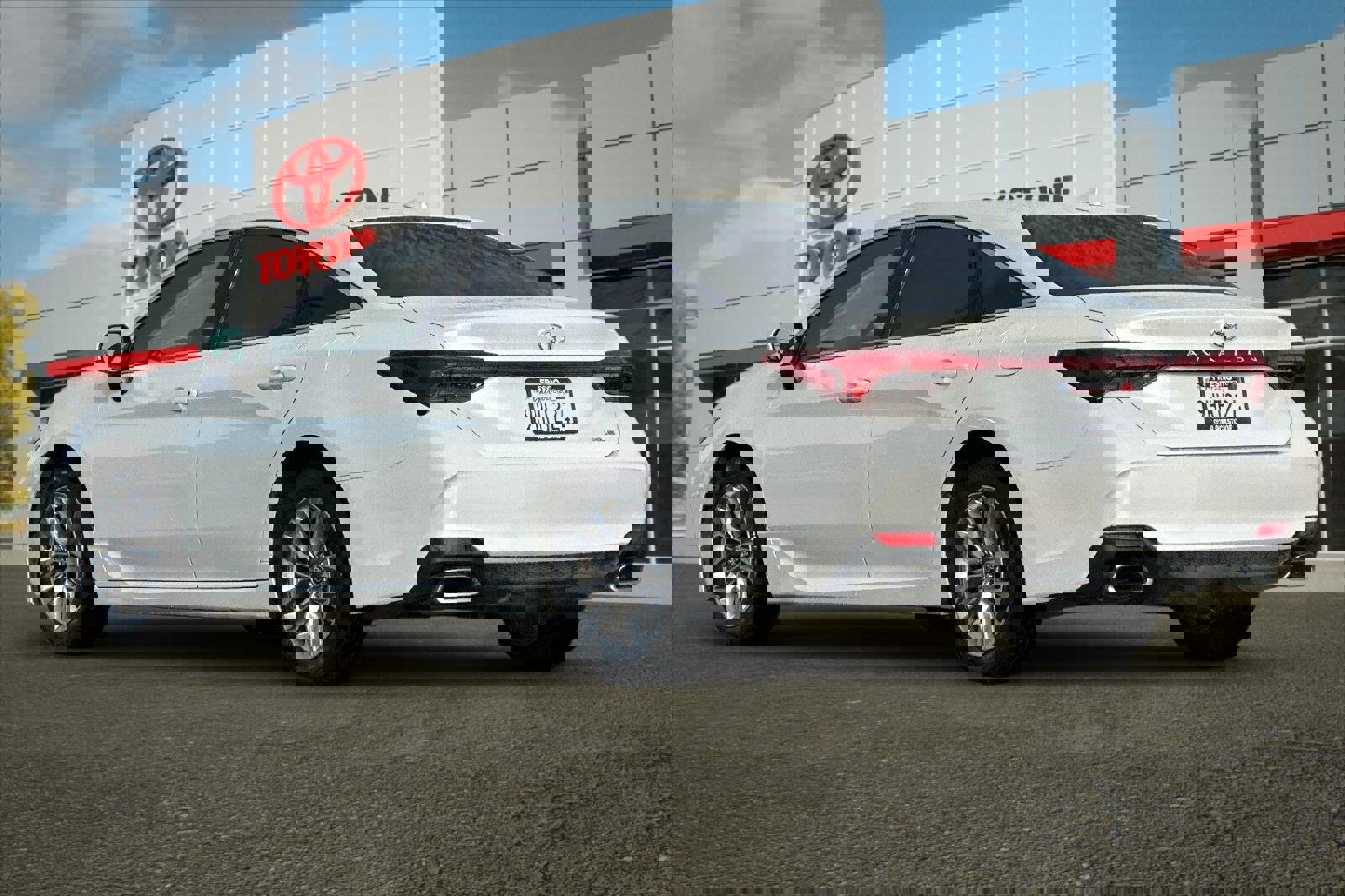 Certified 2022 Toyota Avalon XLE image 5