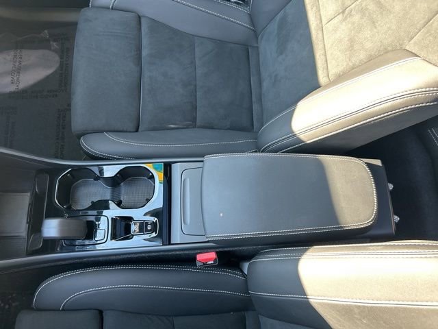Certified 2025 Volvo XC40 B5 Plus AWD/4WD image 25