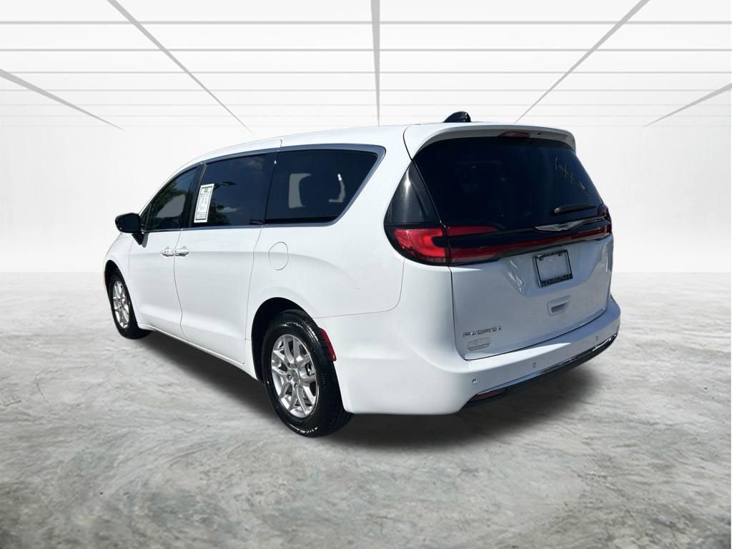 Used 2024 Chrysler Pacifica Touring-L FWD image 6