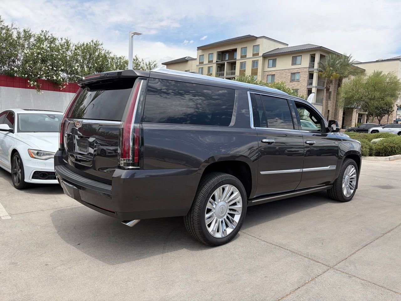 Used 2018 Cadillac Escalade ESV Platinum AWD/4WD image 2