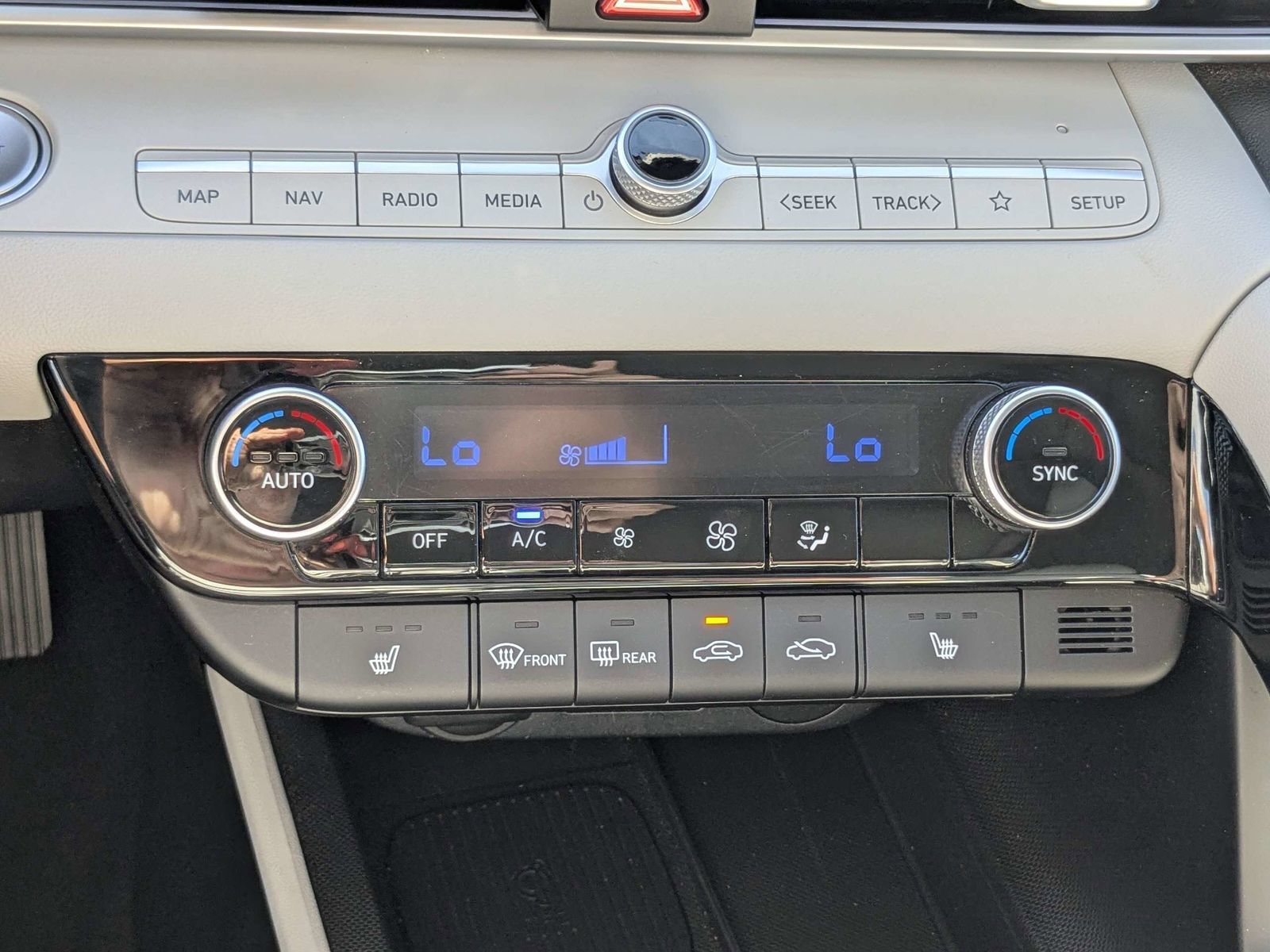 Used 2025 Hyundai Elantra Limited FWD image 23