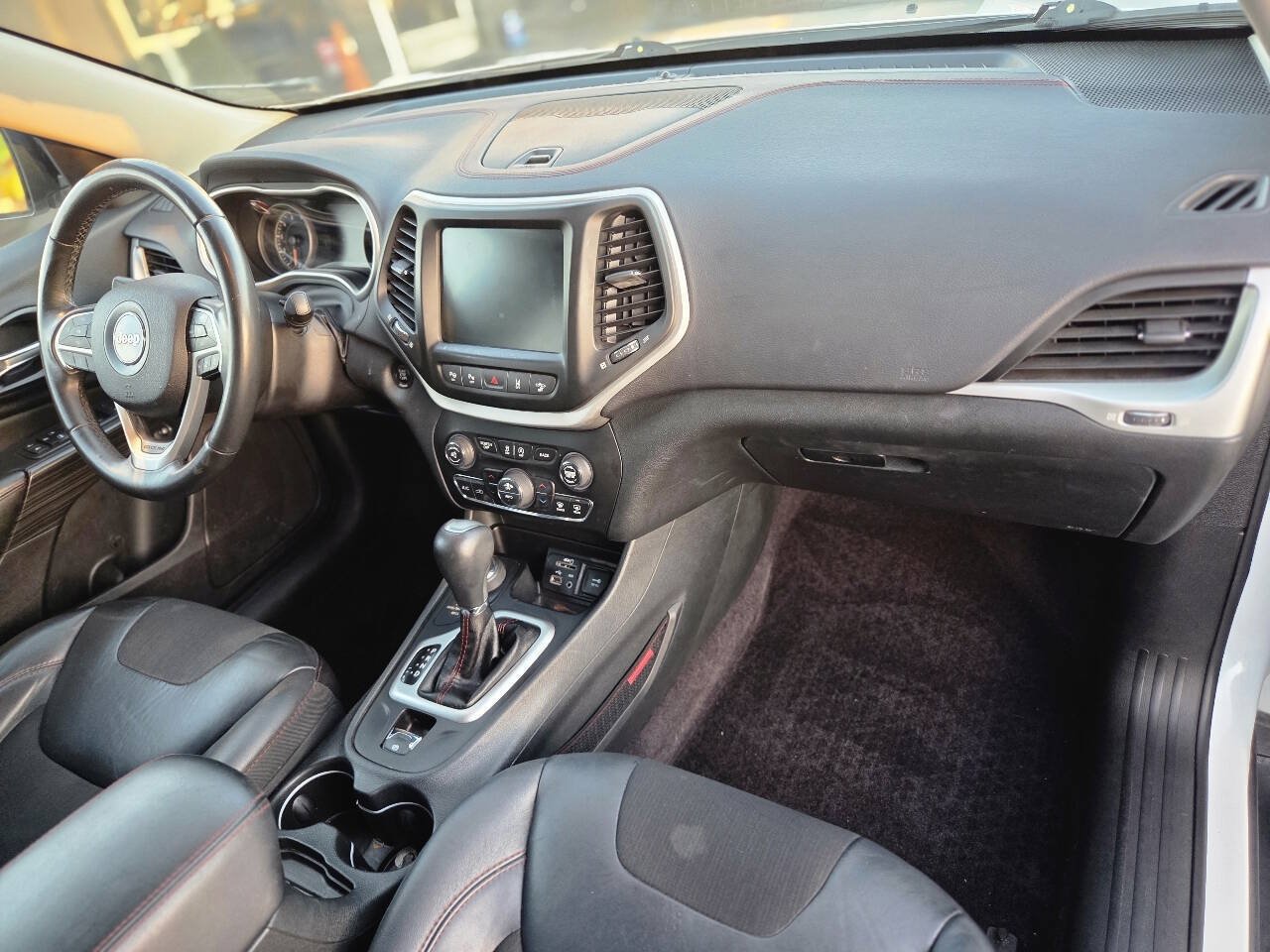 Used 2016 Jeep Cherokee Trailhawk w/ Comfort/Convenience Group AWD/4WD image 29