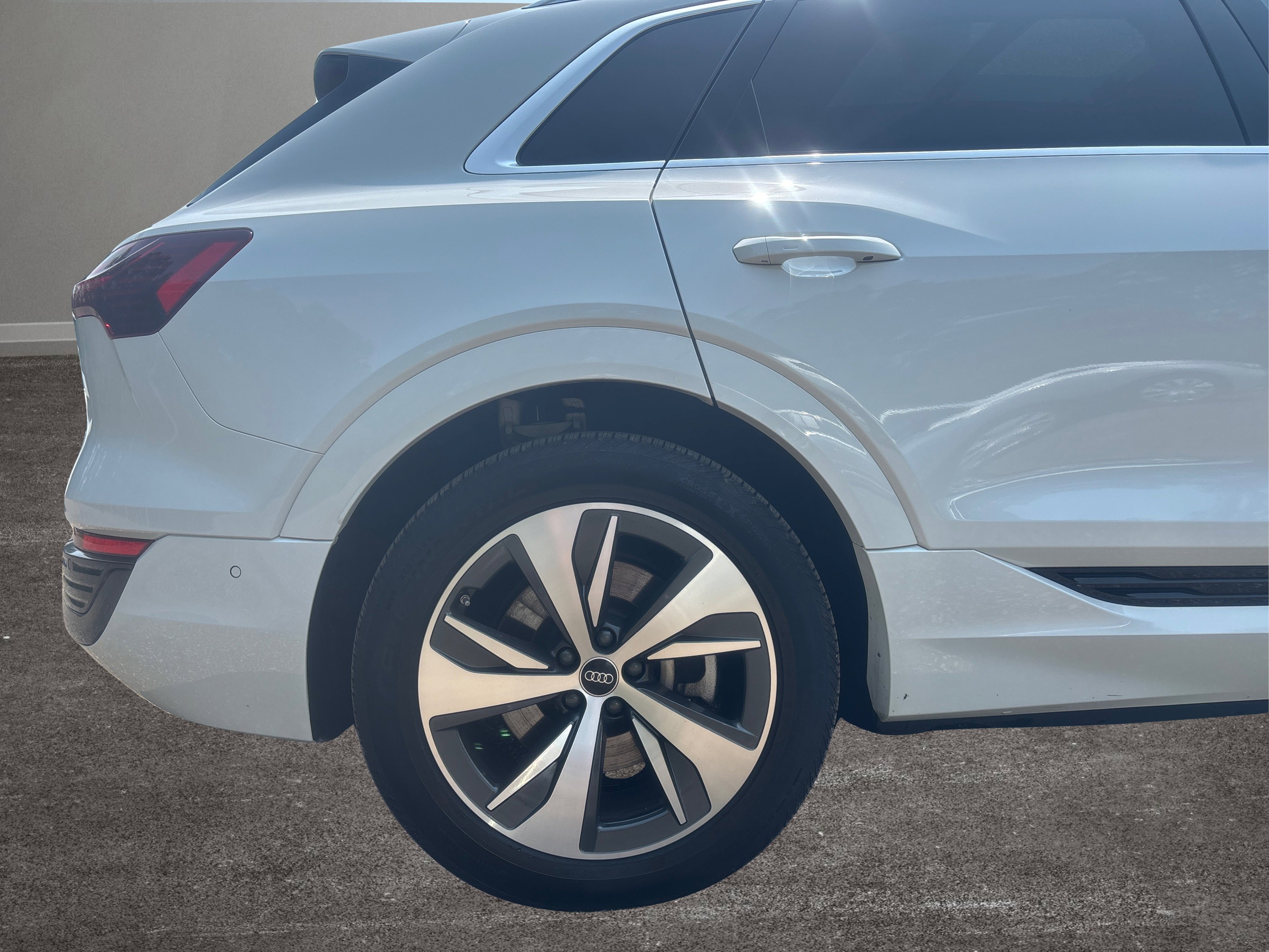 Used 2024 Audi Q8 e-tron Premium Plus w/ Premium Plus Package image 38