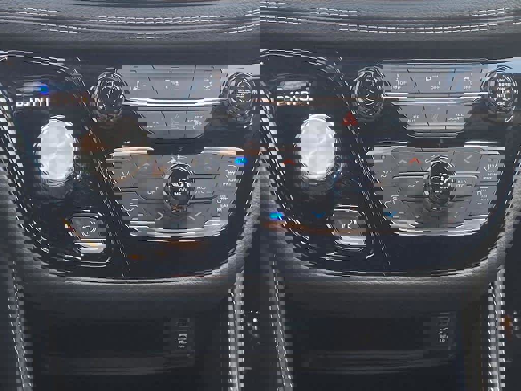 Used 2023 Chrysler Pacifica Limited w/ Uconnect Theater Family Group image 11