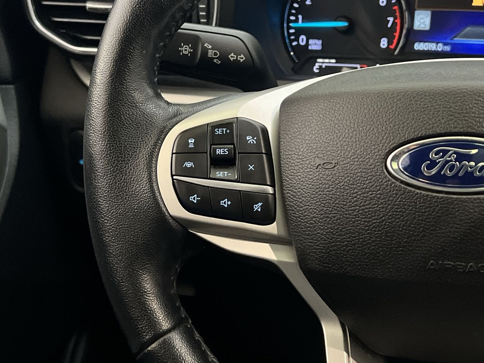 Used 2022 Ford Explorer XLT w/ Equipment Group 202A AWD/4WD image 36