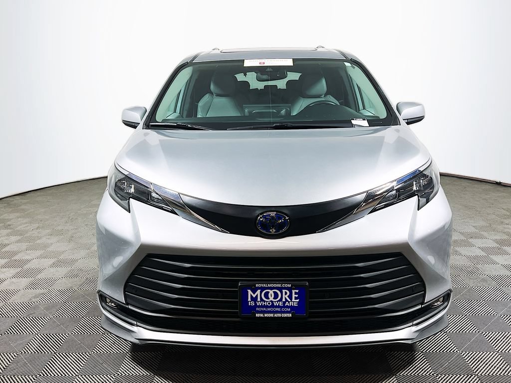 Certified 2025 Toyota Sienna XLE FWD image 2